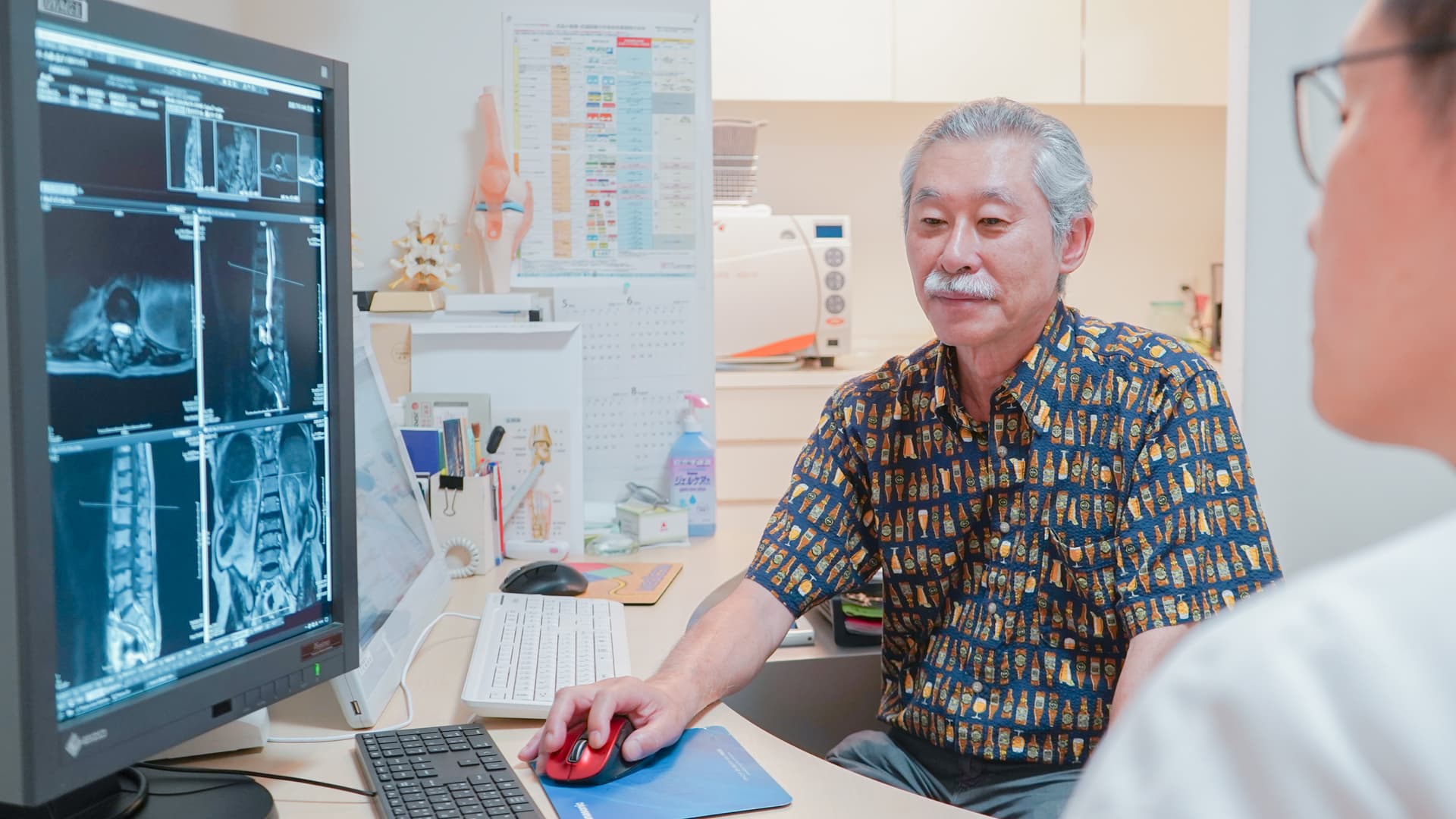 院長 松本憲尚がMRI・CT画像を確認している様子